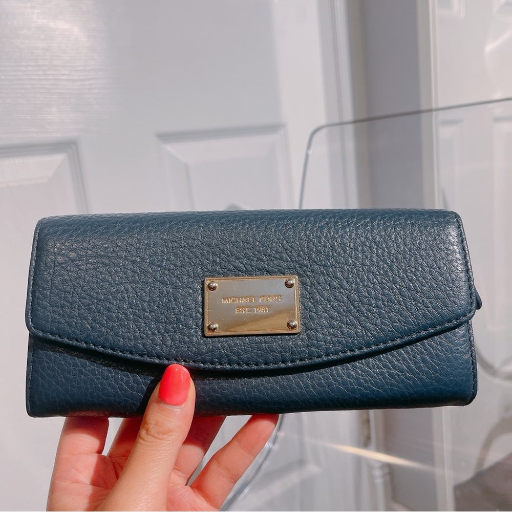 EUC 💙 Michael Kors Blue Pebbled Leather Wallet